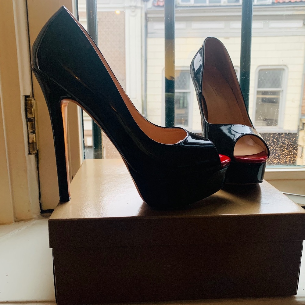 Only shiny open toe heel